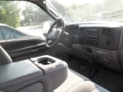 Used 2004 Ford F250 XLT image 4