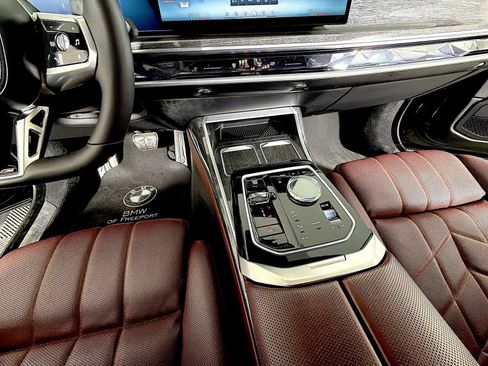 Used 2023 BMW 760i xDrive AWD/4WD image 18