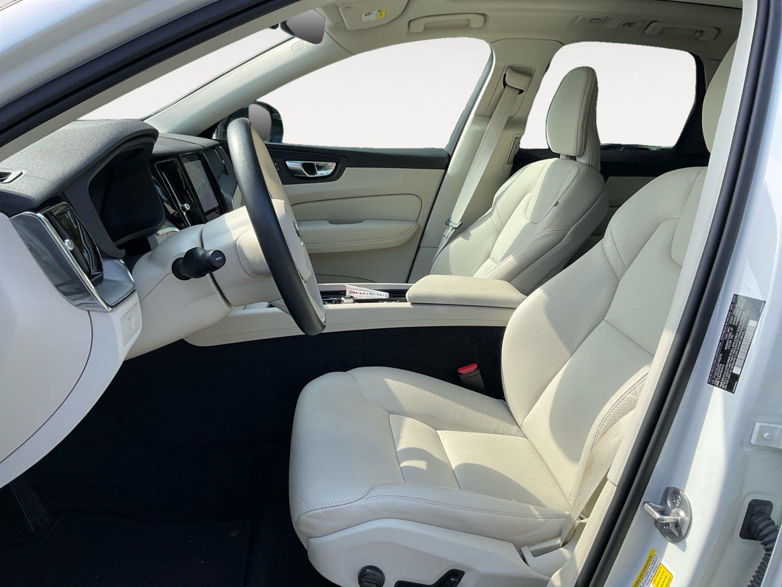Certified 2025 Volvo XC60 B5 Core AWD/4WD image 9