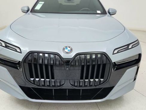 Used 2024 BMW 740i xDrive w/ Premium Package image 9