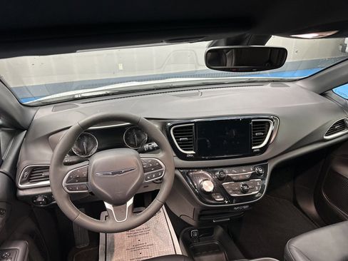 Used 2025 Chrysler Pacifica Select image 25