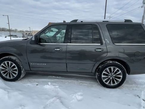 Used 2017 Lincoln Navigator Select image 7
