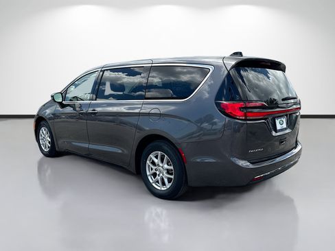 Used 2023 Chrysler Pacifica Touring-L FWD image 3