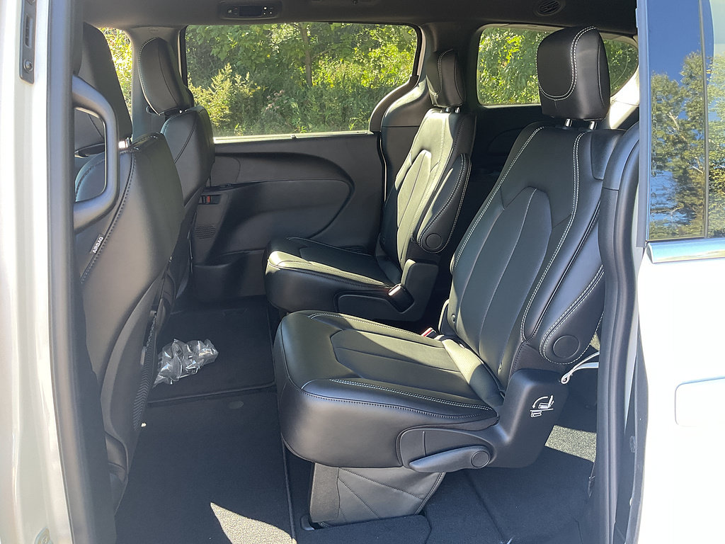 New 2027 Chrysler Pacifica Select FWD image 9