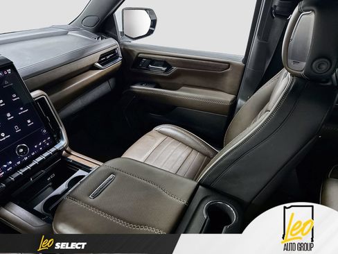 Used 2025 GMC Yukon Denali Ultimate AWD/4WD image 28