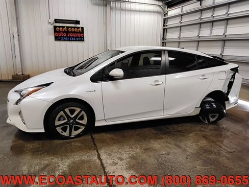 Used 2016 Toyota Prius Four Touring FWD image 2