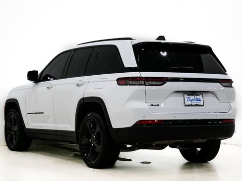 Used 2024 Jeep Grand Cherokee Altitude AWD/4WD image 9