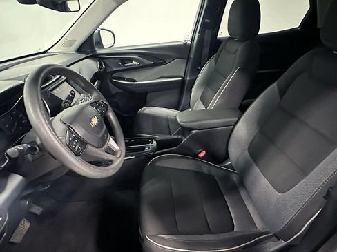 Used 2021 Chevrolet TrailBlazer LT w/ Driver Confidence Package FWD image 3