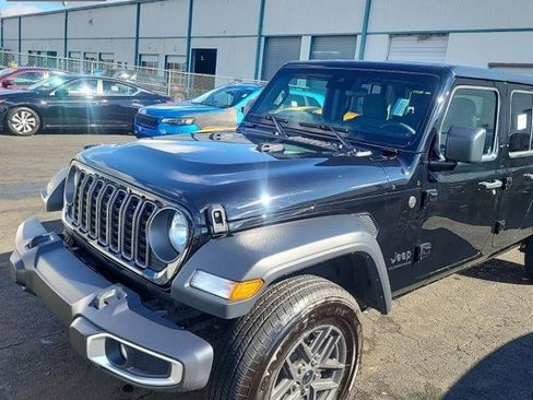 Used 2025 Jeep Gladiator Sport image 3