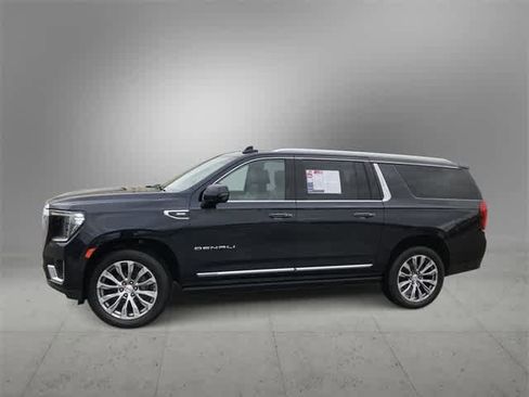 Used 2021 GMC Yukon XL Denali w/ Denali Premium Package image 3