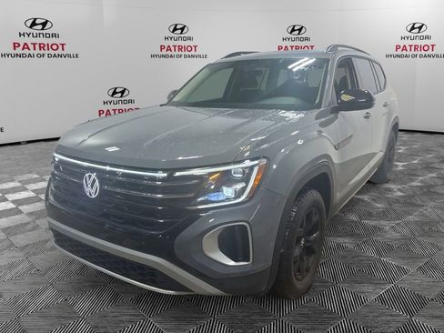 Used 2025 Volkswagen Atlas Peak Edition SE image 3
