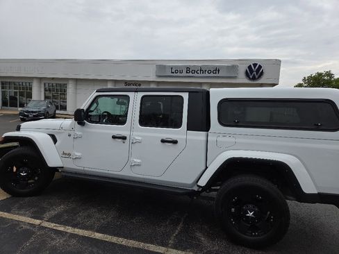 Used 2022 Jeep Gladiator Overland w/ Cold Weather Group AWD/4WD image 1