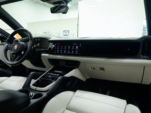 Used 2025 Porsche Cayenne image 14