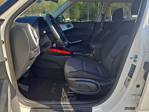 Used 2025 Kia Soul LX image 16