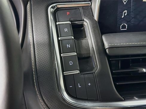 Certified 2022 GMC Yukon SLT w/ SLT Premium Package AWD/4WD image 19