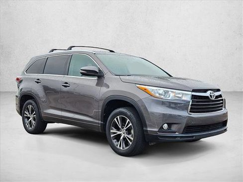 Used 2016 Toyota Highlander XLE FWD image 3