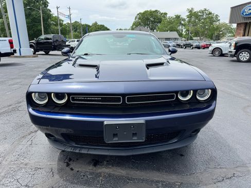 Used 2016 Dodge Challenger SXT w/ Driver Convenience Group RWD image 2