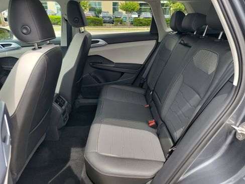 Certified 2025 Volkswagen Taos SE FWD image 18