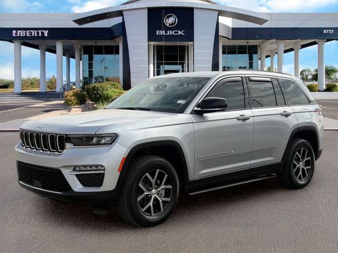 Used 2025 Jeep Grand Cherokee Limited w/ Trailer Tow Package AWD/4WD image 6