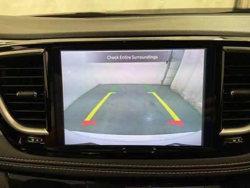 Used 2025 Chrysler Pacifica Limited FWD image 19