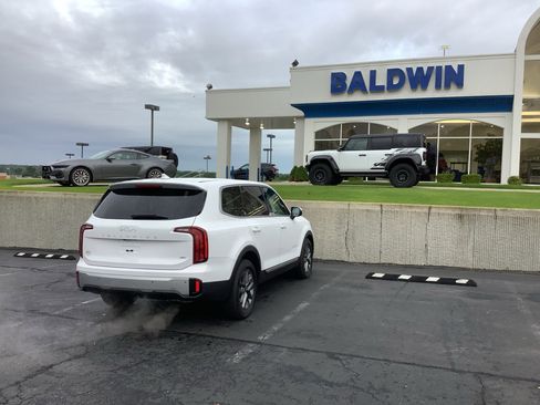 Used 2023 Kia Telluride LX AWD/4WD image 7