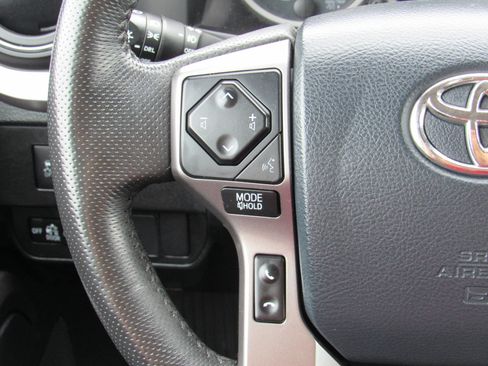 Used 2020 Toyota Tacoma SR5 w/ Blackout Package AWD/4WD image 20
