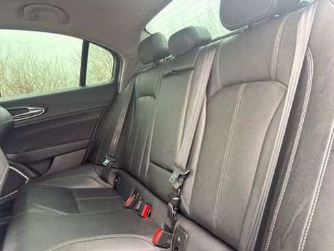 Used 2018 Alfa Romeo Giulia Base image 11