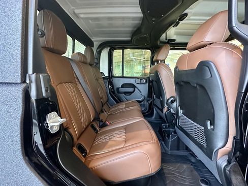 Used 2024 Jeep Gladiator Rubicon w/ Technology Group image 25