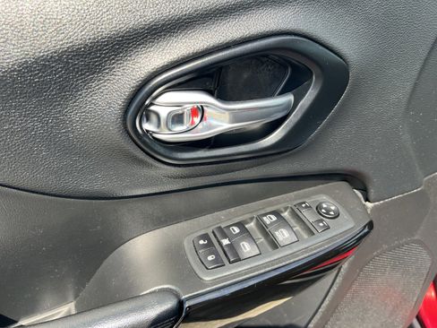 Used 2021 Jeep Cherokee Latitude Plus image 12