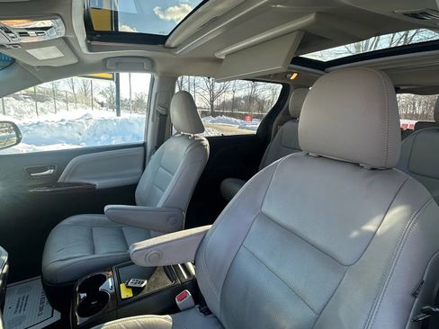 Used 2015 Toyota Sienna Limited image 18