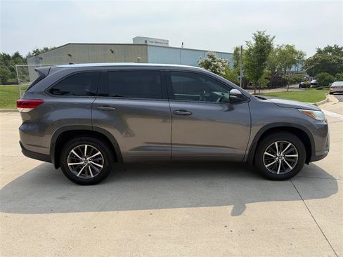 Used 2018 Toyota Highlander XLE AWD/4WD image 8