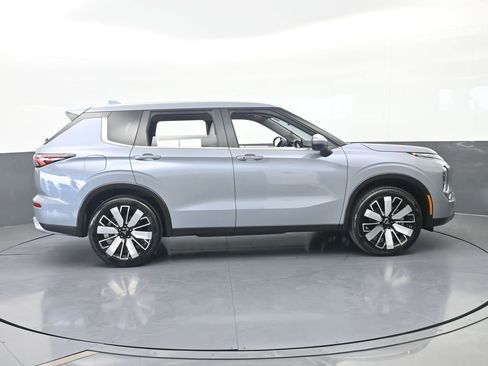 Used 2025 Mitsubishi Outlander SE FWD image 7