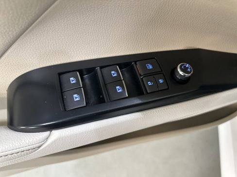 Used 2020 Toyota Camry XLE image 18