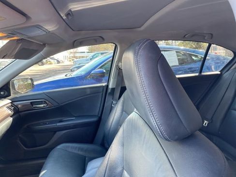 Used 2017 Honda Accord Touring image 2