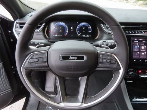 New 2025 Jeep Grand Cherokee Altitude image 4