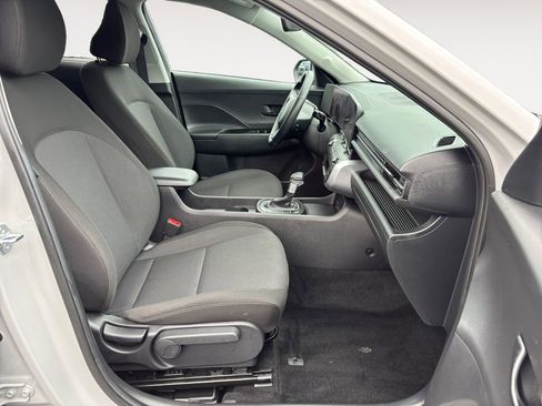Used 2025 Hyundai Kona SEL FWD image 11