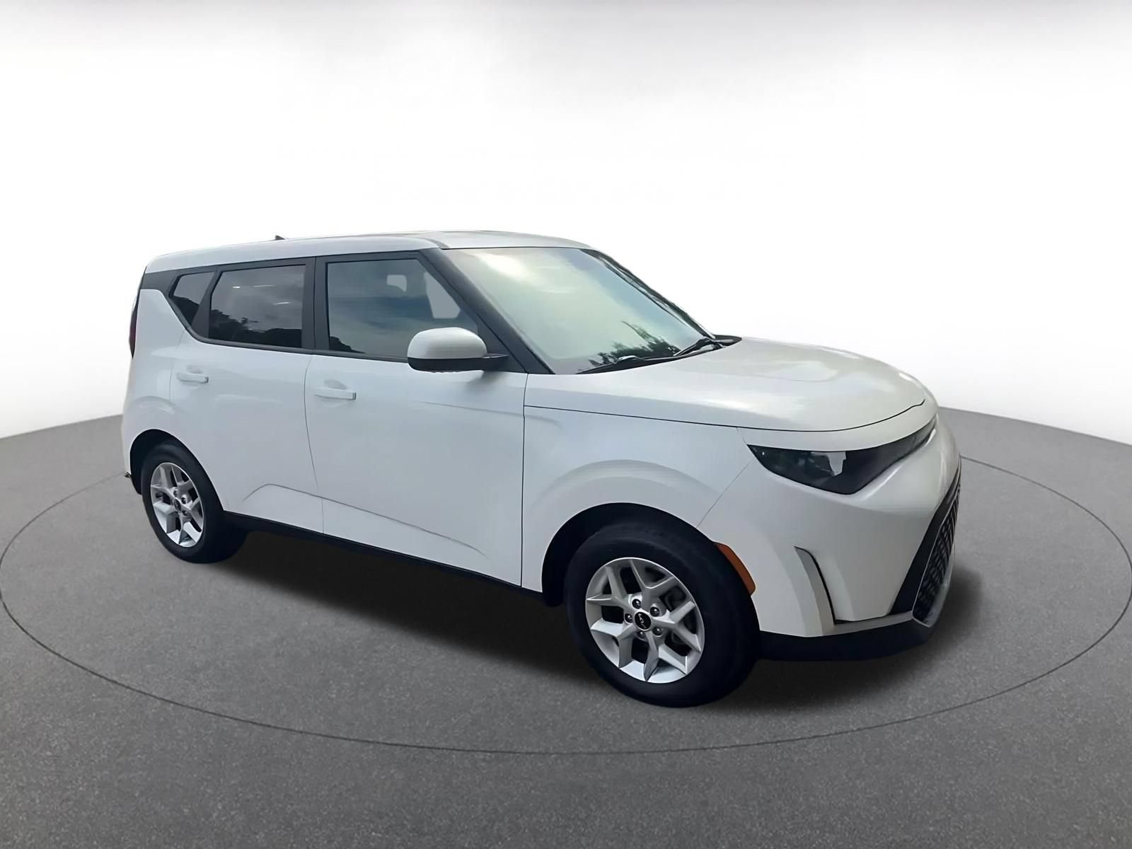 Used 2025 Kia Soul LX w/ LX Technology Package FWD image 2