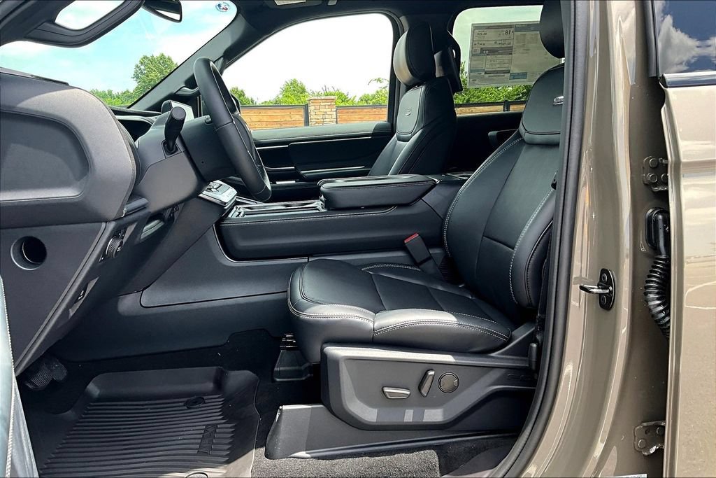 New 2026 Ford Expedition Platinum w/ Stealth Appearance Package AWD/4WD image 9