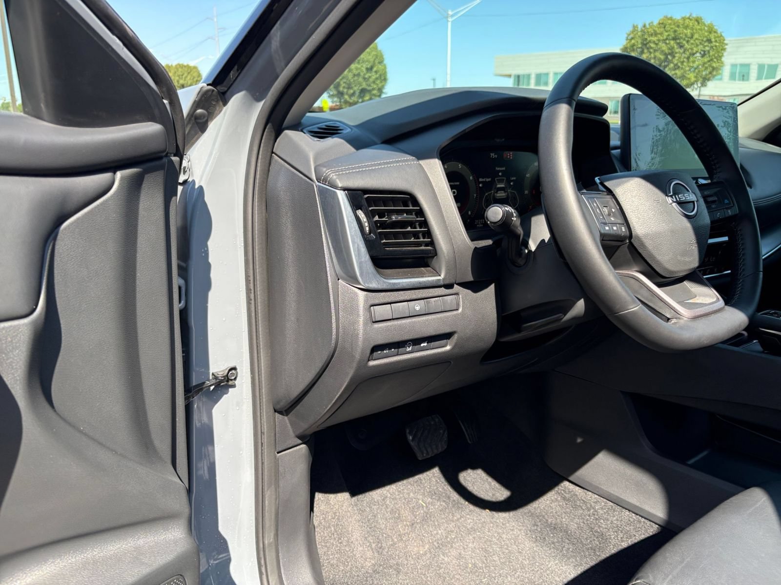 Used 2026 Nissan Rogue SL FWD image 36