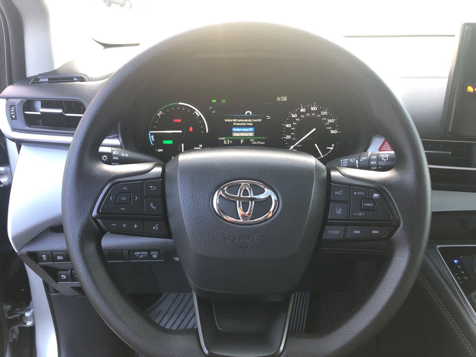 Certified 2025 Toyota Sienna LE w/ LE Plus Package FWD image 9