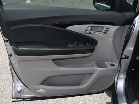 Used 2017 Honda Pilot Touring image 10