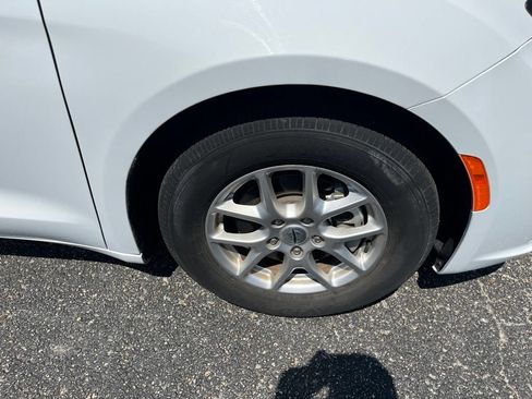 Used 2023 Chrysler Pacifica Touring-L FWD image 49