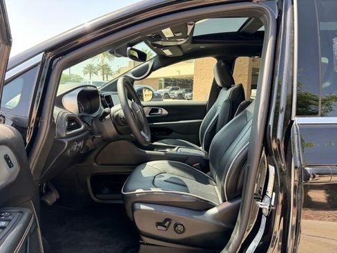 Certified 2026 Chrysler Pacifica Limited image 10