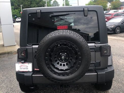 Used 2018 Jeep Wrangler Unlimited Sahara w/ Dual Top Group AWD/4WD image 30