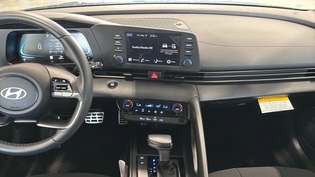 Certified 2025 Hyundai Elantra Sport FWD image 12