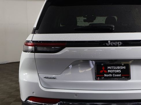 Used 2023 Jeep Grand Cherokee Limited w/ Luxury Tech Group II image 17