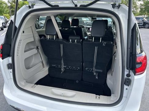 Used 2024 Chrysler Pacifica Touring-L FWD image 13
