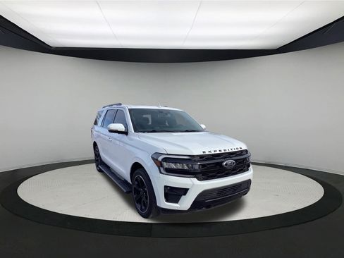 Used 2022 Ford Expedition Limited image 2