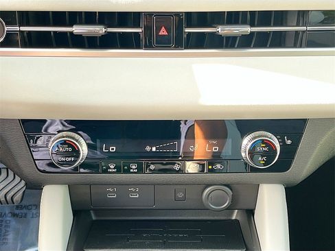 New 2025 Mitsubishi Outlander SE image 16