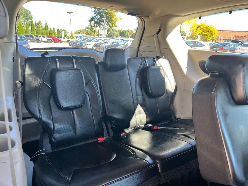 Used 2022 Chrysler Pacifica Touring-L w/ Uconnect Theater Family Group FWD image 17